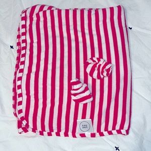 Lou Lou & company ribbed swaddle with matching mittens